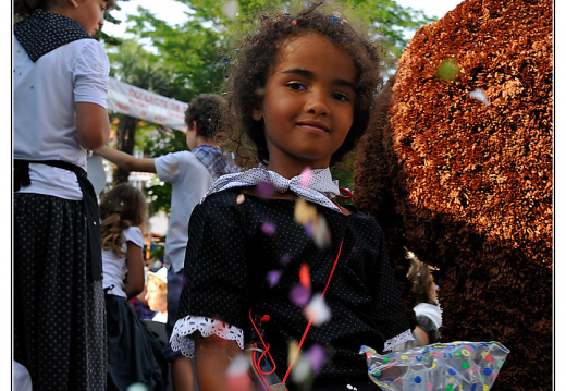 ACH 0882 (255 visites) Une petite fille qui me jette des confettis lors d'une fête au à Saint Jean de Luz ACH 0882